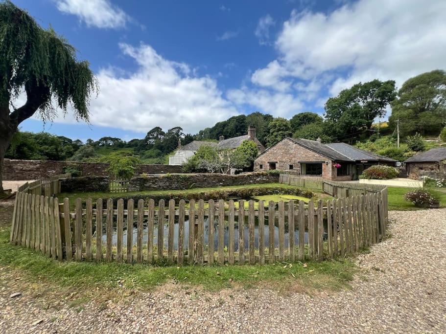 3 Bedroom Barn Conversion With Swimming Pool, Tennis Court And More! Kingsbridge  Exterior photo